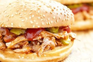 Сандвич с дърпано свинско (300гр)