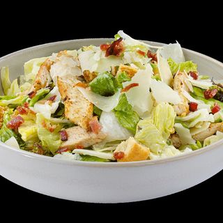 Салата Цезар с пиле и чипс от бекон