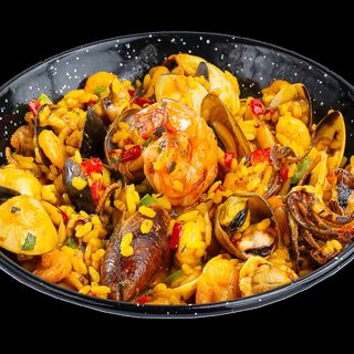 Паеля с морски дарове