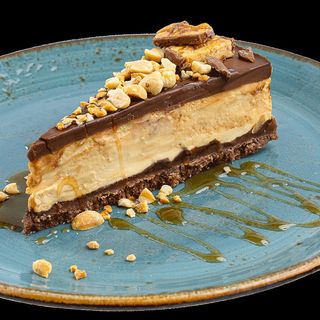 Торта сникърс