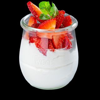 Маскарпоне мус с пресни яготи (150гр)