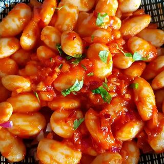 Боб с лютеница