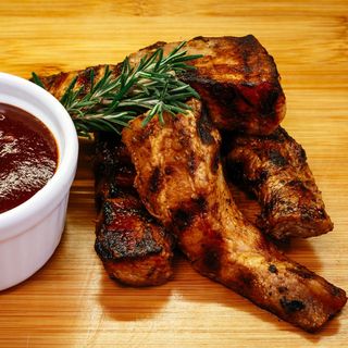 Бокс със свински гърди с домашна барбекю марината (250г)