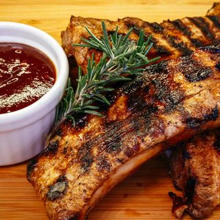 Крехки свински ребърца на скара