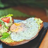 Авокадо тост с яйце (180г)