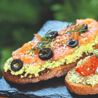 Авокадо тост с пушена сьомга (160г)