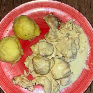 Пилешки късчета с гъби  и сос