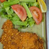 Пилешко хрупкаво филе със свежа салата  