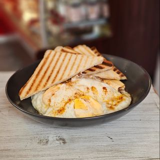 Яйца на очи със сирене