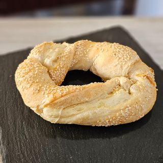 Геврек със сирене и сусам