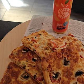 Парче здравословна пица с напитка