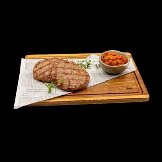 Сочни бифтеци от зряло телешко месо (350 г)
