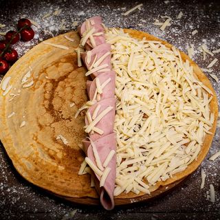 Катма с пилешко филе сирене и кашкавал (голяма) + Coca-Cola (330мл)