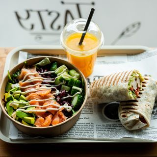 Тортила с пилешки гърди (380гр) + Салата По избор+ Кока Кола 330мл. 