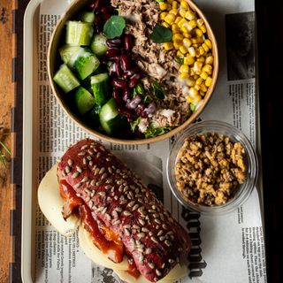 Чабата с пилешки гърди 280гр. + Салата по избор+ Кока Кола 330мл. 