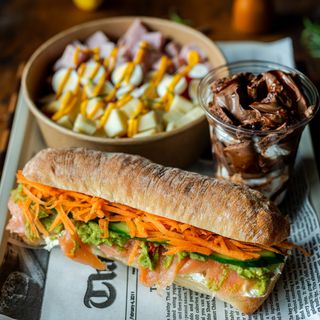 Чабата със сьомга 280гр.+ Салата по избор +Кока Кола 330мл.