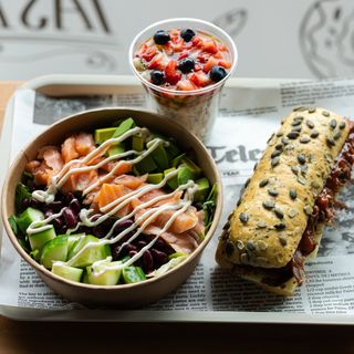 Обикновена чабата 250гр.+ Салата по избор 400гр.+ Напитка по Избор