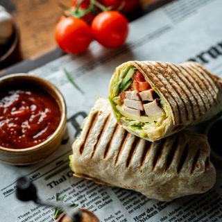 Тортила с пилешки гърди (380гр.)+ Напитка по избор