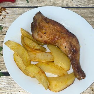 Пилешко бутче с картофи (350г) - 010682