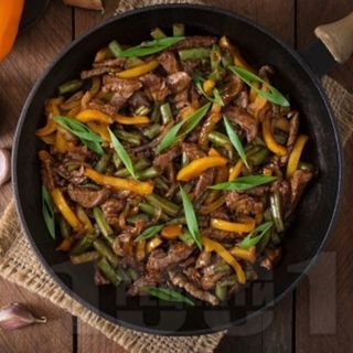 Люти свински мръвки на тиган