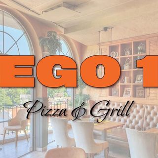 Пилешки филета в шафранов сос с поръска от синьо сирене,върху запечена чабата