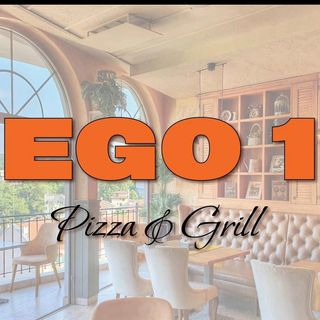 Празнична салата - комбинация от белени домати с прясна моцарела и босилково песто,маслини,пълнени шайби от зелени чушки с млечен мус и поръска от синьо сирене