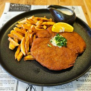 ШНИЦЕЛ ПО ВИЕНСКИ ФИЛЕ С ПЪРЖЕНИ КАРТОФКИ И БЯЛО СОСЧЕ