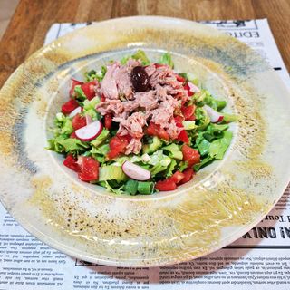 ЗЕЛЕНА САЛАТА С РИБА ТОН И ЧЕРИ ДОМАТКИ – 250 Г