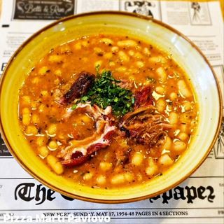 БОБ НА ПЕЩ СЪС СОЧНО КАРНАЧЕ И КИСЕЛИ КРАСТАВИЧКИ