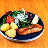 Филе от сьомга с артишок, селари и маслини (350г)