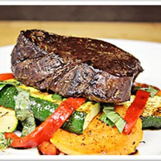 Телешки стек с гриловани зеленчуци (300г)