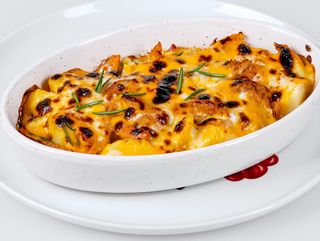 ЗАПЕЧЕНИ КАРТОФКИ С ДЪРПАНО ПИЛЕШКО МЕСО