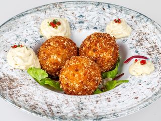 АРАНЧИНИ С МОЦАРЕЛА И СОС ТАРТАР