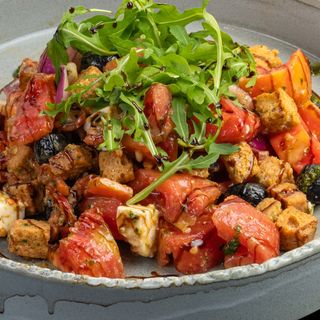 Салата с критски сухари и чипс от прошуто(350гр)