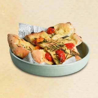 ФОКАЧА С ЧЕРИ ДОМАТИ, РОЗМАРИН И СОЛ МАЛДОН