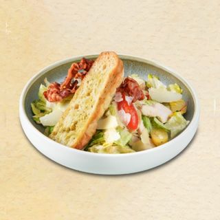КЛАСИЧЕСКА ЦЕЗАР САЛАТА С ПИЛЕ И БЕКОН