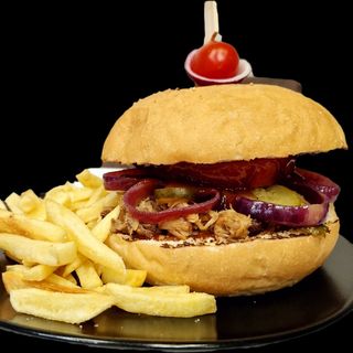 Бургер с дърпано свинско месо