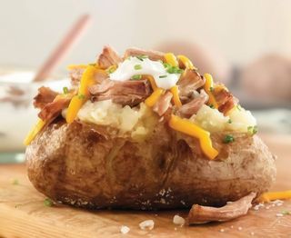 Горещ картоф с, чоризо, кисели краставички, руска салата