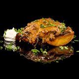 Дърпано телешко върху канапе от уеджис картофи, запечено с чедър (450г)