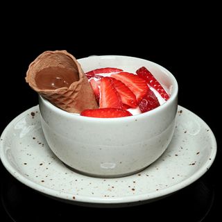 Маскарпоне със сезонни плодове и мини вафлена фунийка с нутела (200г)