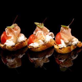 Брускети с прошуто крудо и чери кампари (200г)