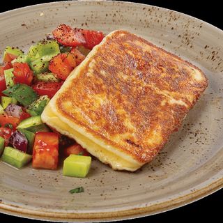 Печен кашкавална плоча с чобан салата (300гр)