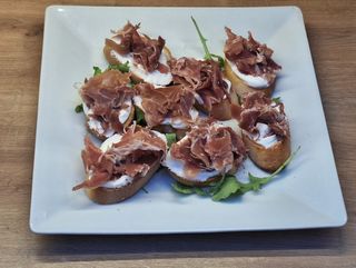 Брускети прошуто