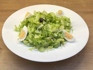 Зелена салата с краставици и яйце