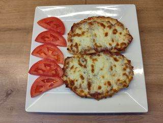 Сандвич с луканка и кашкавал 2 бр