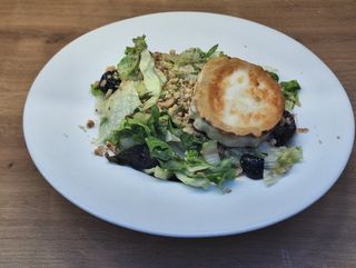 Салата с Козе сирене