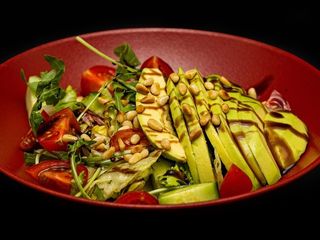 Зелена салата с авокадо и кедрови ядки(350гр.)