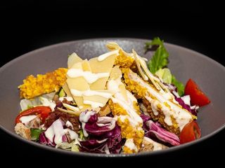 Салата Цезар с пилешко и чипс от бекон (300г)