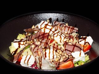 Зелена салата с прошуто, сирене фета и кедрови ядки (350гр.)