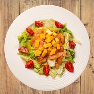 Зелена салата със сирене чедър, сьомга и чери домати